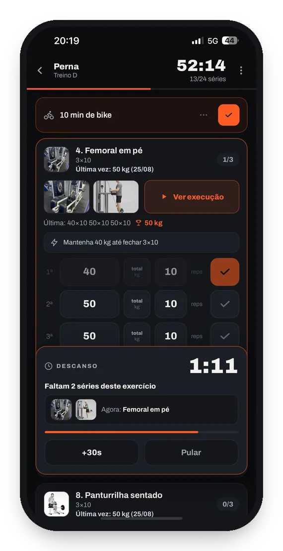 Tela do app no meio do treino: séries com peso e repetições e o cronômetro de descanso em 1:11, com os botões +30s e pular